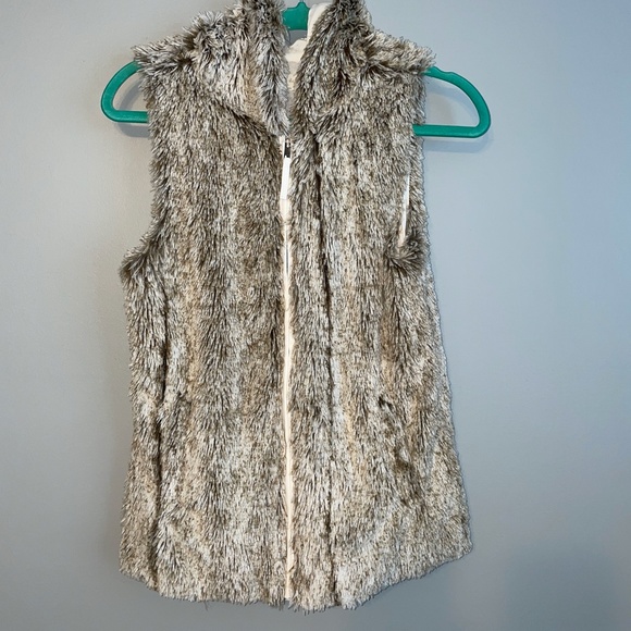 NWOT Altar’d State Faux Fur Hooded Sherpa Vest S - Picture 3 of 9